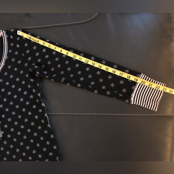 Rare Victoria’s Secret fireside thermal black with white snowflakes PJ set - Picture 10 of 16